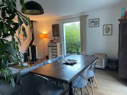 un salon avec une table et un canapé dans l'établissement Maison rhétaise Les Grenettes, à Sainte-Marie de Ré