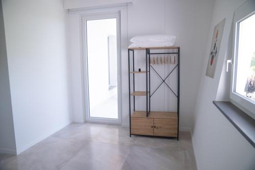 a room with a shelf with a pillow and a door at Ohahsi in Nola