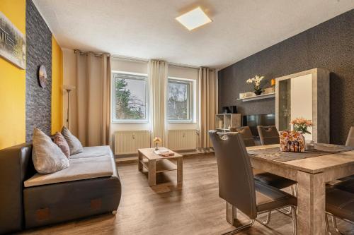 a living room with a table and a couch at Ferienwohnung Deluxe in Radeberg