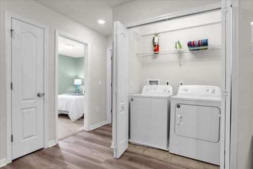 Postel nebo postele na pokoji v ubytování 5 Bedrooms 4 Bathrooms Solterra 4618 Td