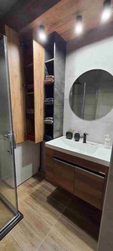 łazienka z umywalką i lustrem w obiekcie DS apartment w mieście Bitola