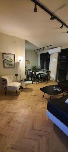 salon z kanapą, stołami i krzesłami w obiekcie DS apartment w mieście Bitola