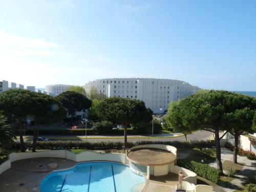 - une vue sur la piscine et le bâtiment dans l'établissement Studio cabine, piscine, proche plage et commerces - FR-1-328-219, à La Grande Motte