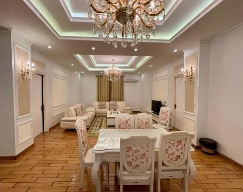 ein Esszimmer mit Tisch und Stühlen und einem Kronleuchter in der Unterkunft Senior Hotel 1 Cần Thơ in Cần Thơ