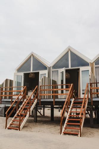 a row of beach huts on the beach at Strandhuisjes Zoomers aan Zee in Castricum