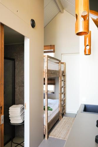 a guest room with bunk beds in a house at Strandhuisjes Zoomers aan Zee in Castricum