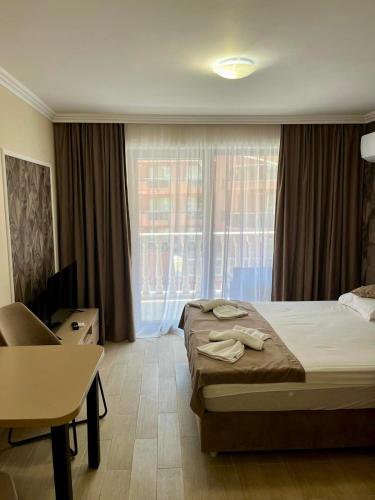 Кровать или кровати в номере Valencia Gardens Luxurious Studio