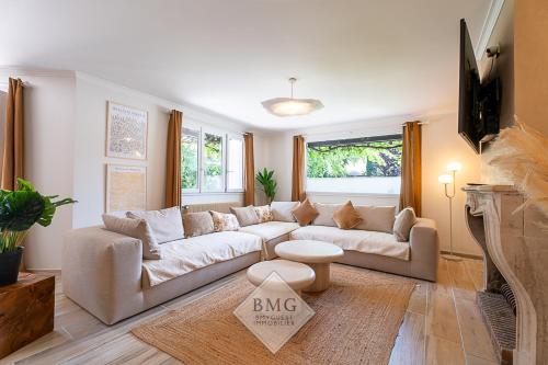 a living room with a couch and a fireplace at Villa Solaris Disneyland in Chalifert