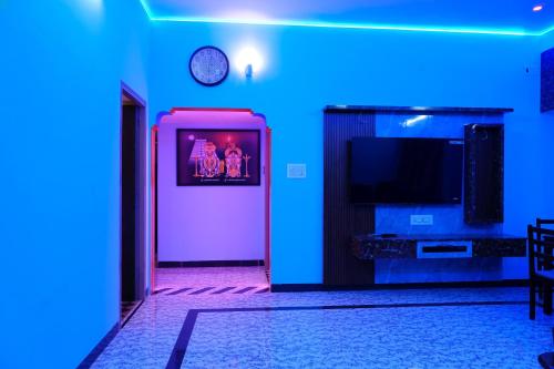 TV a/nebo společenská místnost v ubytování Sri Krishna Palace