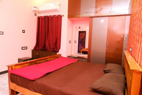 Postel nebo postele na pokoji v ubytování Sri Krishna Palace
