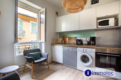 une cuisine avec un lave-linge et un micro-ondes dans l'établissement Apartment with 2 bedrooms Quartier Libération, à Nice