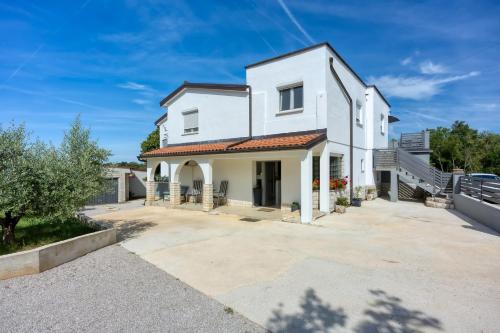 Four-Bedroom Apartment Magnolija
