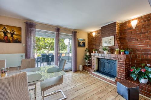 Four-Bedroom Apartment Magnolija