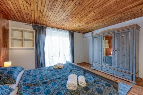 Four-Bedroom Apartment Magnolija