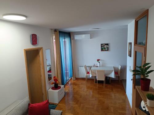 a living room with a table and a dining room at Apartman Ante in Gospić