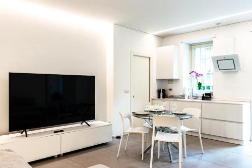 WHITE ROMA - elegant and comfortable photo 3
