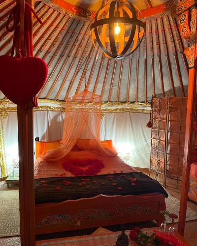 une chambre avec un lit dans une yourte dans l'établissement Au Soleil Mongol, à Sorède