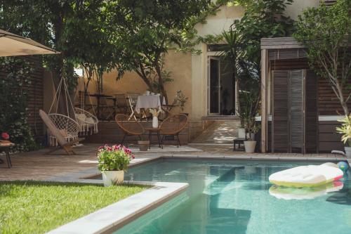 Bazén v ubytování La Domitia - Maison d'hôtes, massages & bien-être nebo v jeho okolí