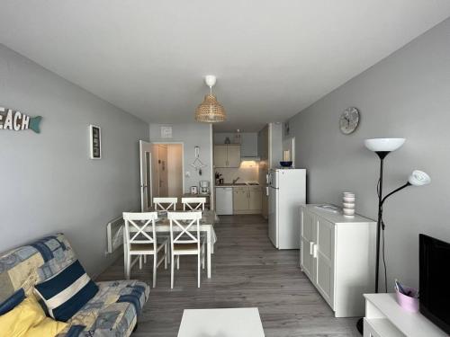 un salon avec un canapé et une table et une cuisine dans l'établissement Charmant appartement avec parking, à 50m de la plage - FR-1-324A-25, à Saint-Hilaire-de-Riez