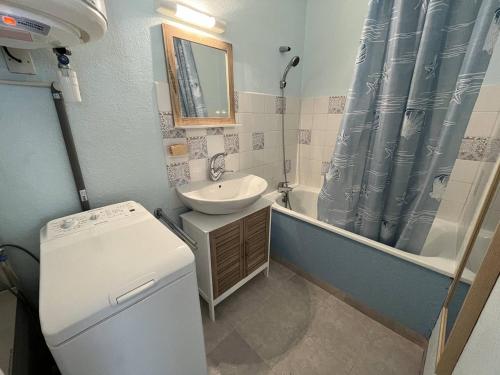 La petite salle de bains est pourvue d'un lavabo et d'un rideau de douche. dans l'établissement Charmant appartement avec parking, à 50m de la plage - FR-1-324A-25, à Saint-Hilaire-de-Riez