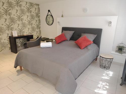 - une chambre avec un lit doté d'oreillers rouges dans l'établissement Villa Xanadu, à Taradeau