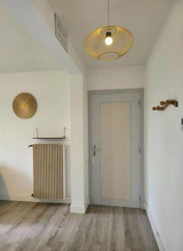 une pièce vide avec un mur blanc et une porte dans l'établissement Appartement Clermont-Ferrand F3 2 chambres 1 chambre avec 1 lit simple et 1 chambre avec 2 lits doubles, à Clermont-Ferrand