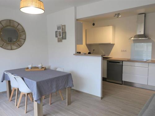 Photo de la galerie de l'établissement Maison neuve 3* avec WIFI, terrasses, près de la plage, commerces à 150m - FR-1-368-322, à Trébeurden