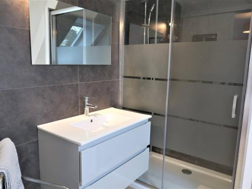 Photo de la galerie de l'établissement Maison neuve 3* avec WIFI, terrasses, près de la plage, commerces à 150m - FR-1-368-322, à Trébeurden