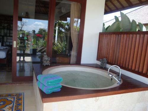 Kylpyhuone majoituspaikassa Aqua Octaviana Bali Villa