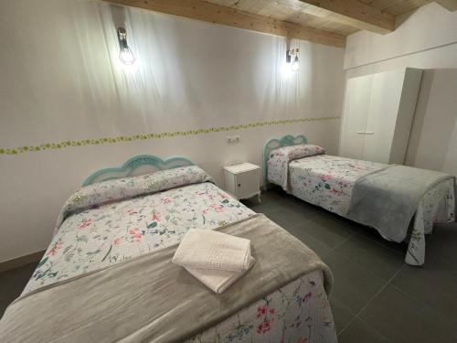 a room with three beds in a room at Morada del Santo in Fontiveros