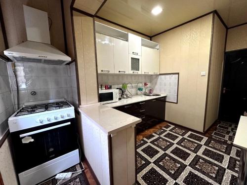 O bucătărie sau chicinetă la Уютная посуточная квартира в цетре Ташкента на м Ойбек