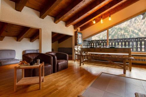a living room with a couch and a piano at Résidence Androsace 53 - Happy Rentals in Chamonix-Mont-Blanc