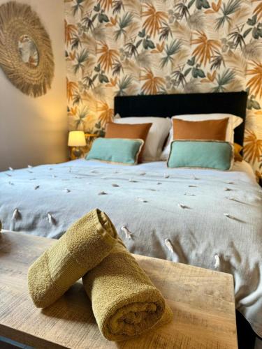 - une chambre avec un lit et une serviette sur une table dans l'établissement La Crevette, à Villerville