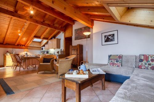un salon avec un canapé et une table dans l'établissement Appartement Les Drus 118 - Happy Rentals, à Chamonix-Mont-Blanc