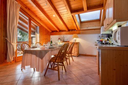 Apt Les Drus118- 3BR Alpine View Balcony & Parking for 6 - Happy Rentals