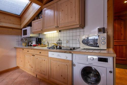 Apt Les Drus118- 3BR Alpine View Balcony & Parking for 6 - Happy Rentals