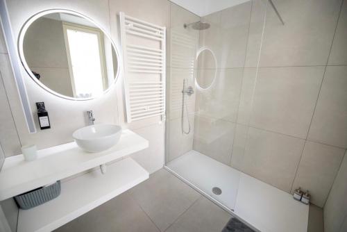 WHITE ROMA - elegant and comfortable photo 16