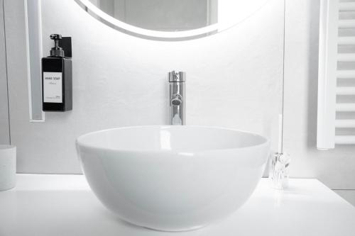 WHITE ROMA - elegant and comfortable photo 15
