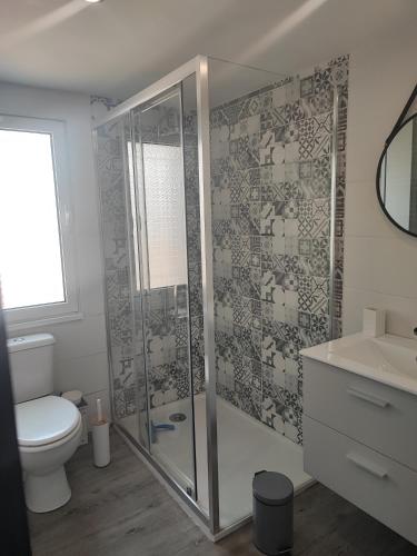 une salle de bain avec douche et toilettes dans l'établissement Chambre avec piscine, au Cap d'Agde