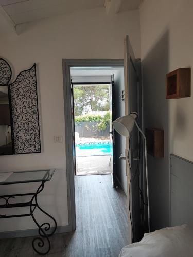 - une chambre avec une porte menant à une terrasse dans l'établissement Chambre avec piscine, au Cap d'Agde