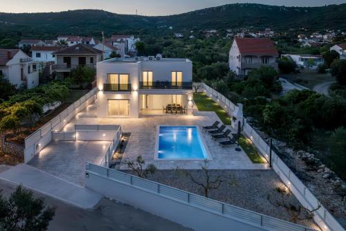 Villa Sea View - heated pool & 2 mins to the beach
