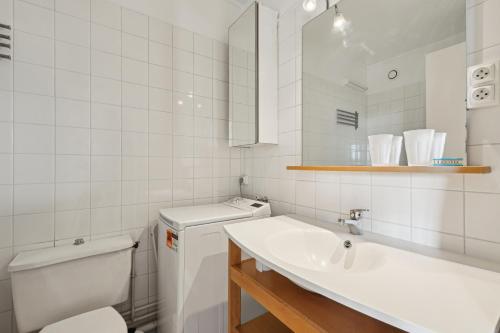une salle de bain blanche avec des toilettes et un lavabo dans l'établissement Appartement calme et lumineux Place d'Italie by Weekome, à Paris