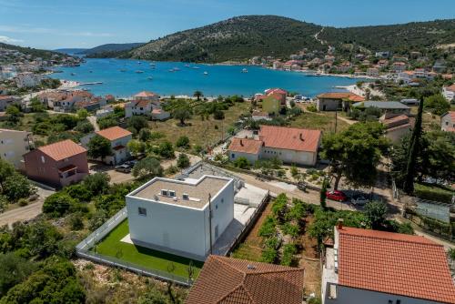 eine Luftansicht einer Stadt mit einem Wasserkörper in der Unterkunft Villa Sea View - heated pool & 2 mins to the beach in Vinišće