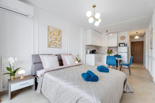 - une chambre avec un grand lit et des serviettes bleues dans l'établissement Studio elegant avec balcon proche Mer et Tramway, à Nice