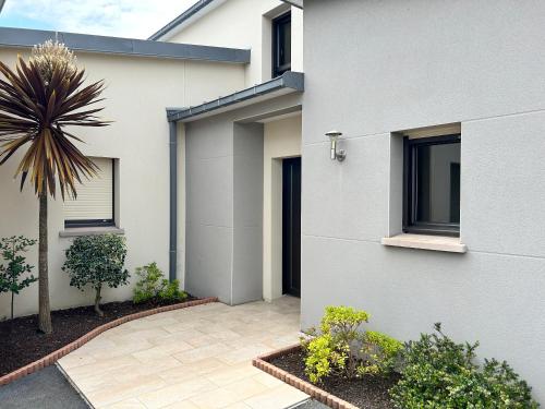 1004 - Maison 8p, à 900m de la plage des Vallées.