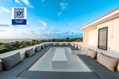 uma vista da varanda de uma casa em Balangan Beach Villa Freya Jimbaran em Jimbaran