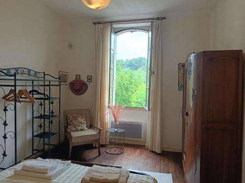 Un pat sau paturi într-o cameră la La Maison des Artistes