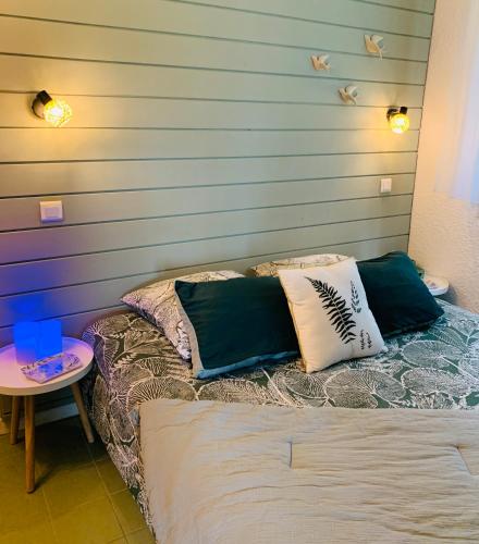 Postel nebo postele na pokoji v ubytování La Suite Unique - Le jardin sur les Pyrénées- vue panoramique montagne -jardin clôturé privé de 100m2-Parking-Linge de lit et serviettes compris-