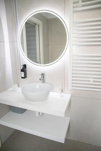 WHITE ROMA - elegant and comfortable photo 14
