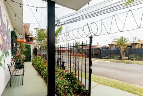 - une vue sur le jardin à travers une clôture dans l'établissement Habitaciones Smith, à San José